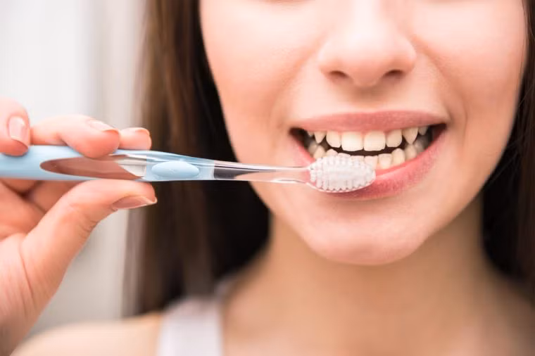  8. Đánh răng sau bữa ăn: Vệ sinh răng miệng là việc làm hoàn toàn có lợi nhưng nếu như đánh răng ngay sau bữa ăn là một sai lầm. Bạn nên chờ 30 phút sau bữa ăn để có thể dung hòa axit trong miệng và tăng cường men răng. 