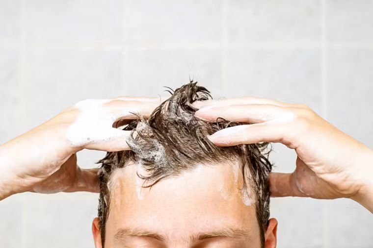  6. Gội đầu mỗi ngày: Hầu hết chúng ta thường gội đầu mỗi ngày bằng các loại dầu gội, điều này làm cho tóc dễ bị hư tổn, bị khô và yếu hơn. 