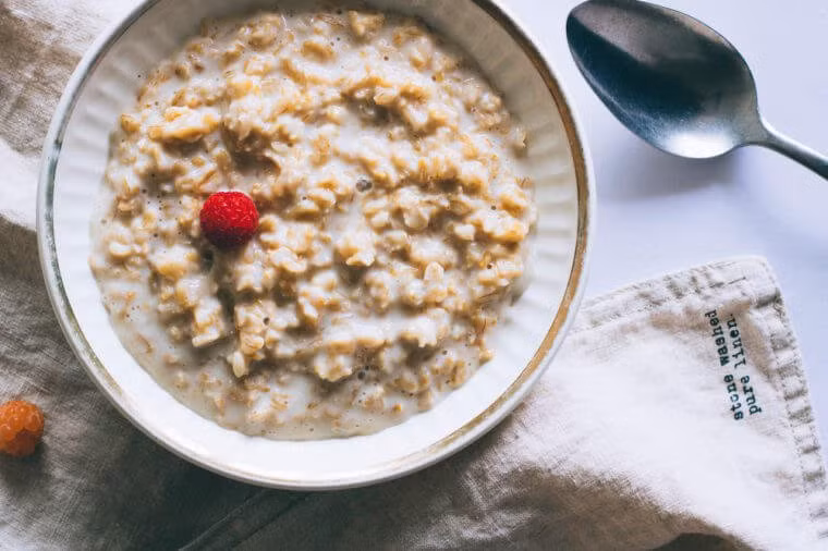 Bột yến mạch: Một gói yến mạch pha với nước có rất nhiều đường và thường được làm bằng yến mạch tức thời và ít chất xơ.