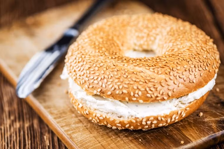 Bánh mì tròn: Bữa ăn sáng này không lành mạnh bởi chứa nhiều chất béo như bơ, đậu phộng, đường.