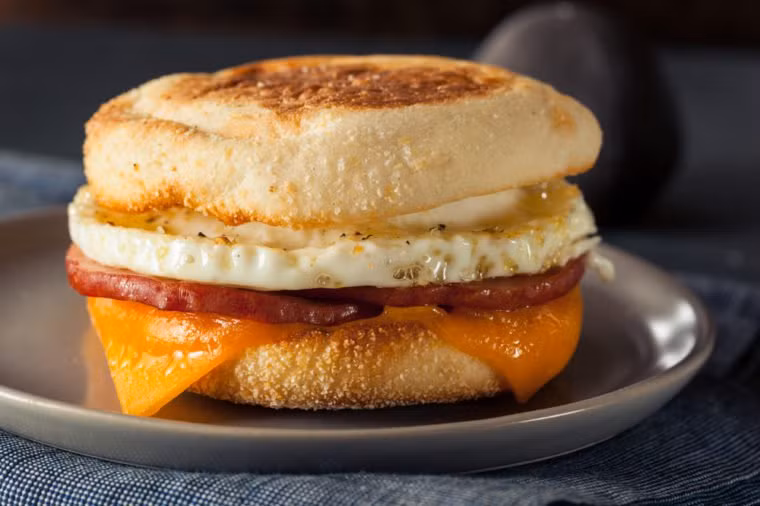 Bánh sandwich: Loại bánh này chứa thịt đông lạnh với các chất natri và chất bảo quản, chất béo không tốt cho cơ thể bạn vào buổi sáng