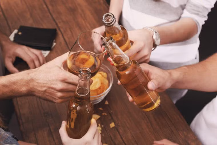 Sử dụng nhiều đồ uống chứa cồn: Một nghiên cứu cho rằng uống rượu hay các chất có cồn làm cho da thêm nhạy cảm với ánh nắng mặt trời và làm tăng nguy cơ ung thư da.
