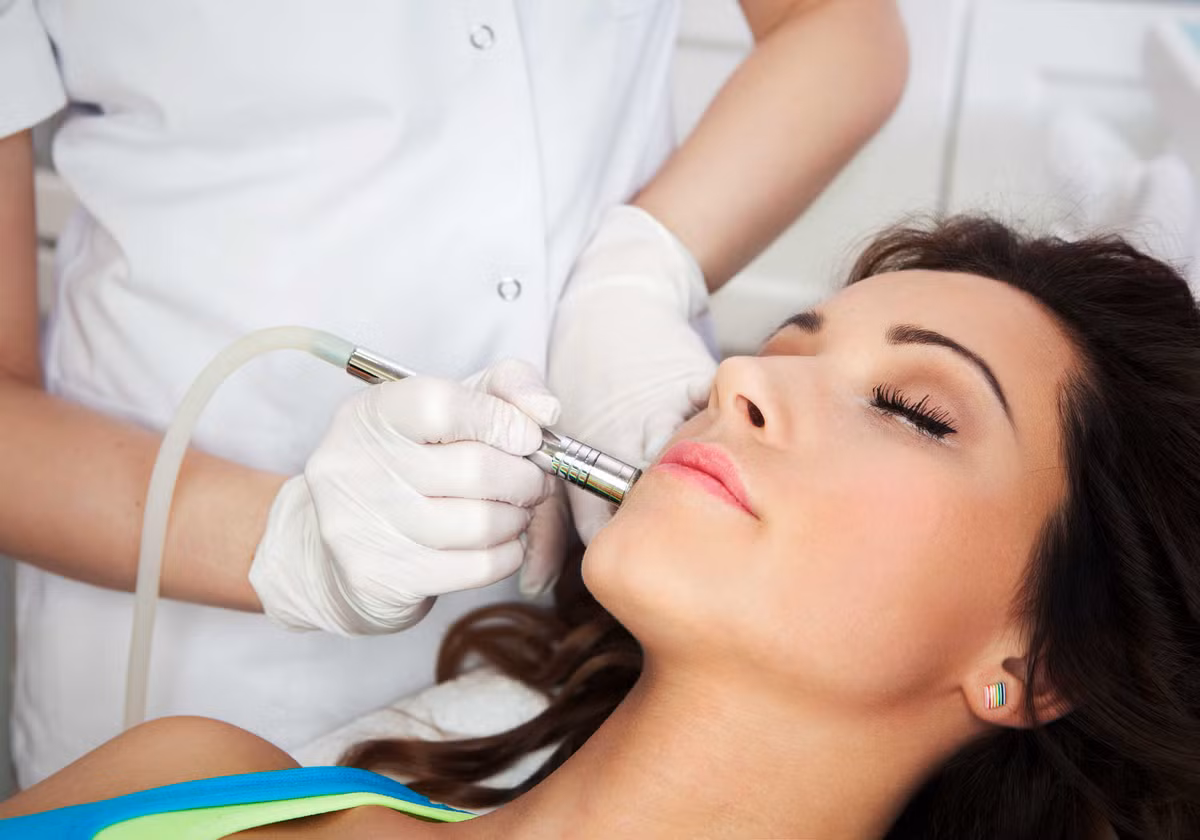 Phương pháp thẩm mỹ: Đó là sự kết hợp của kim châm và các thủ thuật của phòng khám thẩm mỹ nhằm kích thích và tái tạo bề mặt da chống lão hóa. 