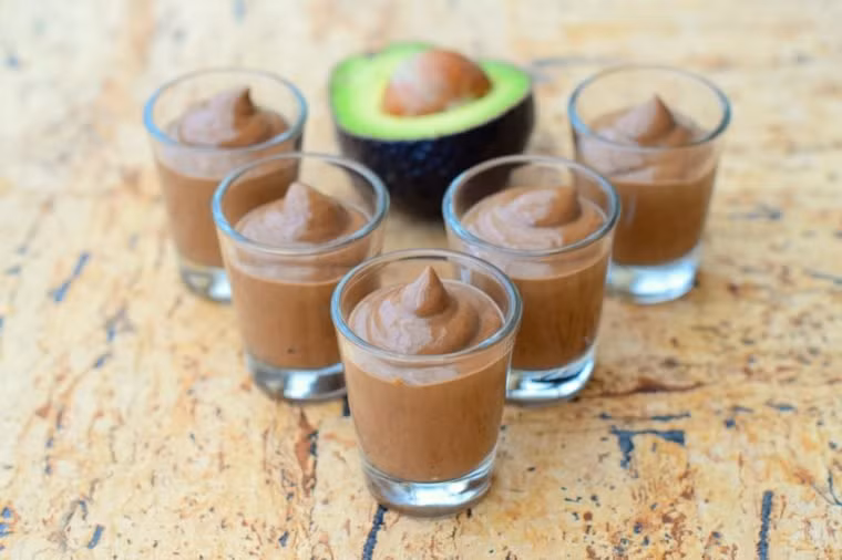 Bánh bơ socola: Với bơ tươi và socola sẽ tạo ra cho bạn món bánh đầy chất dinh dưỡng hoặc có thể ăn kèm với các loại hoa quả khác như một thứ nước chấm. Với nhiều nguyên liệu như: sữa dừa, vôi, gừng, đường nâu và một số loại rau củ quả khác là bạn đã có ngay một món ăn thái thơm ngon và đủ chất.