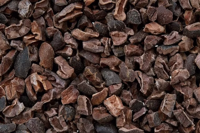  Củ ca cao cung cấp sắt và chất xơ Củ cacao còn được các chuyên gia dinh dưỡng gọi là "sô cô la của thiên nhiên" bởi vì chúng được chế biến tối thiểu, nên chúng giữ lại hương vị sô-cô-la giàu chất xơ cũng như các chất chống oxy hoá và chất dinh dưỡng mà không có đường. Hãy thử thêm vào một chút bột yến mạch để có một món sô cô la tốt cho sức khỏe. Đây là những gì bạn cần biết về các lợi ích sức khỏe của sô cô la. 