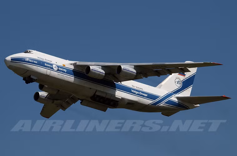 An-124 có trọng lượng cất cánh tối đa lên tới 405 tấn, tải trọng tối đa 150 tấn, trang bị 4 động cơ D-18T cho tốc độ bay tối đa 865km/h, tầm bay 5.200km. Hiện còn khoảng 55 chiếc hoạt động trong Không quân Nga, hãng hàng không Volga-Dnepr (Nga) và Antonov Airlines (Ukraine).