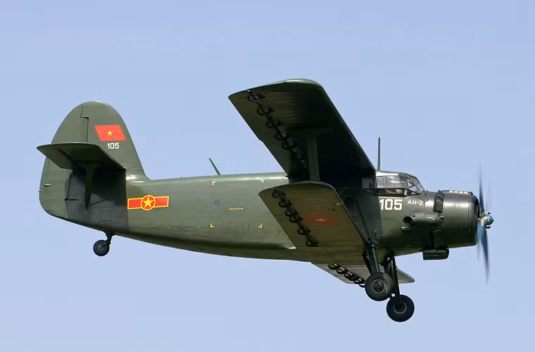 Đến tận ngày hôm nay, số máy báy Antonov An-2 còn hoạt động lên tới gần 2.000 chiếc hoạt động trong lĩnh vực quân sự - dân sự ở chừng 30-40 quốc gia. Trong ảnh là máy bay vận tải An-2 của Không quân Nhân dân Việt Nam.