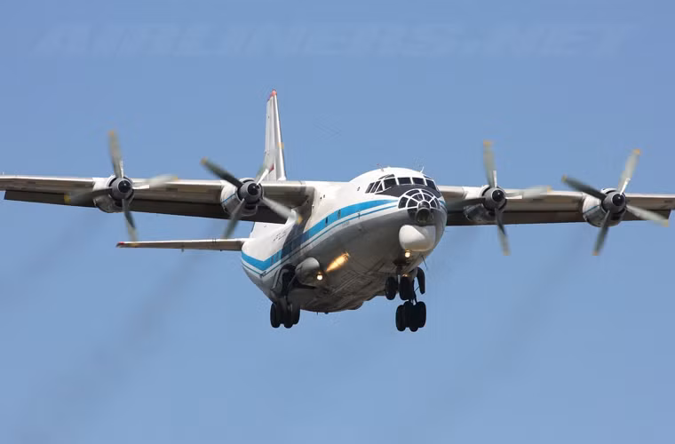 Máy bay vận tải hạng trung An-12 có tải trọng 20 tấn, được trang bị 4 động cơ tuốc bin cánh quạt AI-20M cho tốc độ bay tối đa 777km/h, tầm bay với nhiên liệu tối đa 5.700km. Sức mạnh của An-12 tương đương với C-130 Hercules của Mỹ.