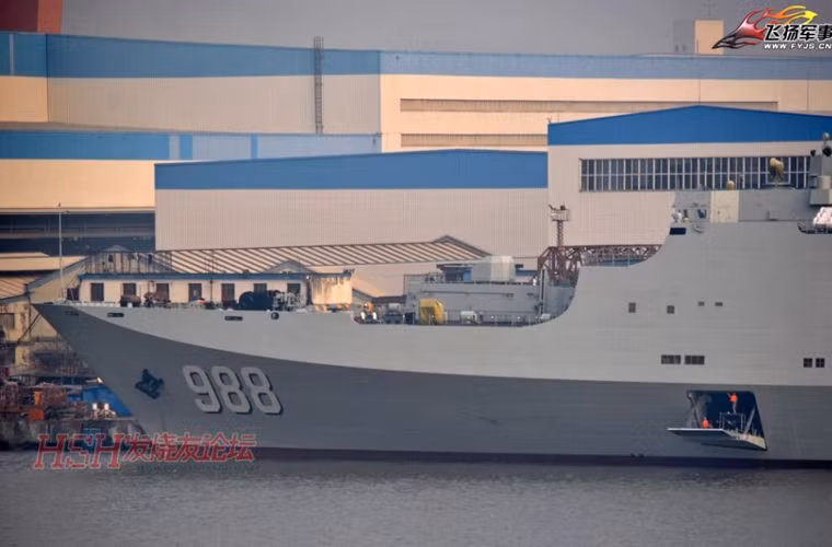 Không rõ Trung Quốc khởi đóng chiếc tàu Type 071 thứ 4 vào năm nào, tuy nhiên nó được hạ thủy vào tháng 1/2015 và bắt đầu thử nghiệm trên biển vào tháng 9/2015.
