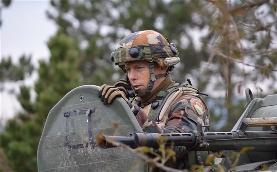 Tuy thiếu xe tăng nhưng bù lại Hungary sở hữu số lượng xe bọc thép chở quân BTR-80 lớn thứ hai thế giới sau Nga với tổng cộng 593 chiếc. Ảnh: Chỉ huy xe BTR-80 đang nói chuyện điện thoại ngay cạnh tháp pháo lắp súng máy 14,5mm KPVT.