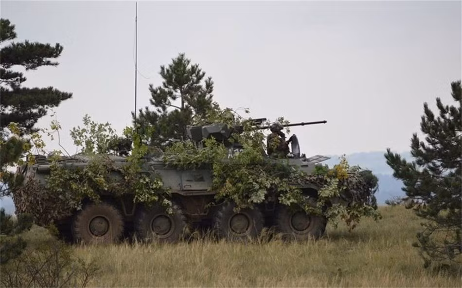 Trong ảnh là phiên bản BTR-80A trang bị tháp pháo BPPU với pháo tự động 30mm 2A72 (300 viên đạn), kính ngắm ban ngày 1PZ-9 và kính ngắm đêm TPN-3.