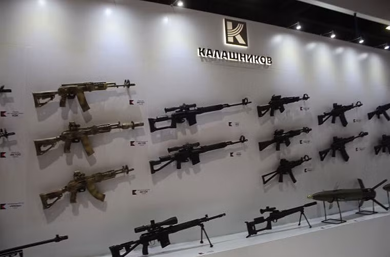 Dàn súng trường thế hệ mới được Kalashnikov concern chào hàng tới Việt Nam và các nước Đông Nam Á tại triển lãm quân sự Thái Lan.