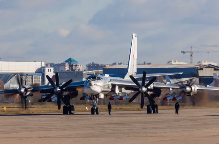 Máy bay ném bom chiến lược Tu-95MS mang 8 tên lửa hành trình Kh-101 gây sốt mạng quân sự trong tuần qua.
