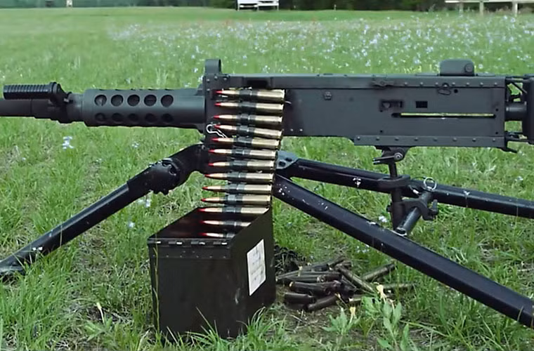 M2 Browning dùng đạn cỡ 12,7x99mm chuẩn NATO, băng đạn kiểu dây 250 viên đủ khả năng duy trì mật độ hỏa lực trước mục tiêu bộ binh.