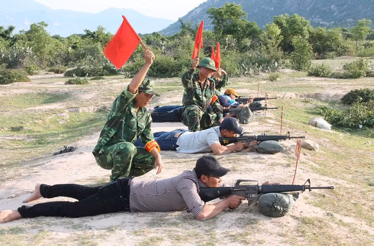 Ngoài đại liên M2, hiện các lực lượng vũ trang Việt Nam vẫn còn sử dụng một số loại súng khác do Mỹ sản xuất. Trong ảnh, lực lượng dân quân tự vệ trong bài bắn súng trường AR15 được Eugene Toner (Mỹ) thiết kế năm 1957, cơ cấu hoạt động nạp đạn bằng khí nén, thoi nạp đạn xoay, dùng đạn cỡ 5,56x45mm, tốc độ bắn 800 phát/phút, tầm bắn 400-600m.