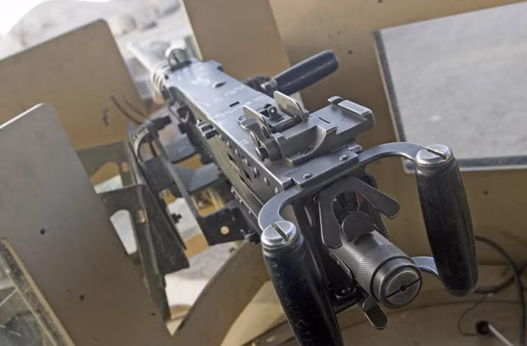Đại liên M2 Browning có trọng lượng tới 38kg hoặc 58kg với giá ba chân.