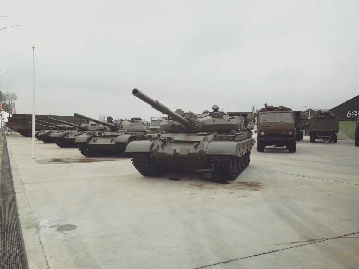 Công viên Patriot dự kiến sẽ chính thức mở cửa vào năm 2017 với chủ đề chính là giới thiệu hàng trăm trang bị vũ khí Liên Xô và nước Nga hiện đại. Hiện tại, một phần trang bị quân sự đã được triển khai trưng bày tới công viên này. Ảnh: Dàn xe tăng chủ lực thời Liên Xô, từ phải qua trái – T-62, T-55, T-72, T-80…