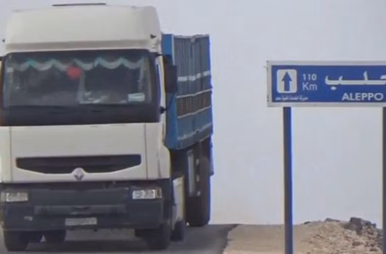 Các lực lượng Quân đội Syria tuyên bố rằng họ đã đẩy lùi phiến quân IS cách tuyến đường cao tốc 10km, đảm bảo an toàn cho các lực lượng hành quân qua đây tiến về Aleppo. Ảnh: Xe hậu cần chính phủ Syria đang chở hàng hóa tiếp vận di chuyển về hướng Aleppo.