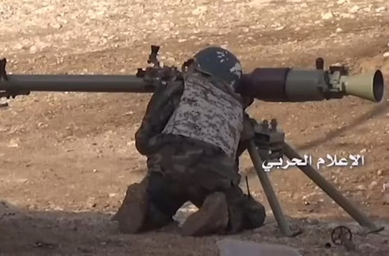Chiến binh Katai'b Hezbollah ngắm bắn khẩu súng chống tăng SPG-9 73mm.