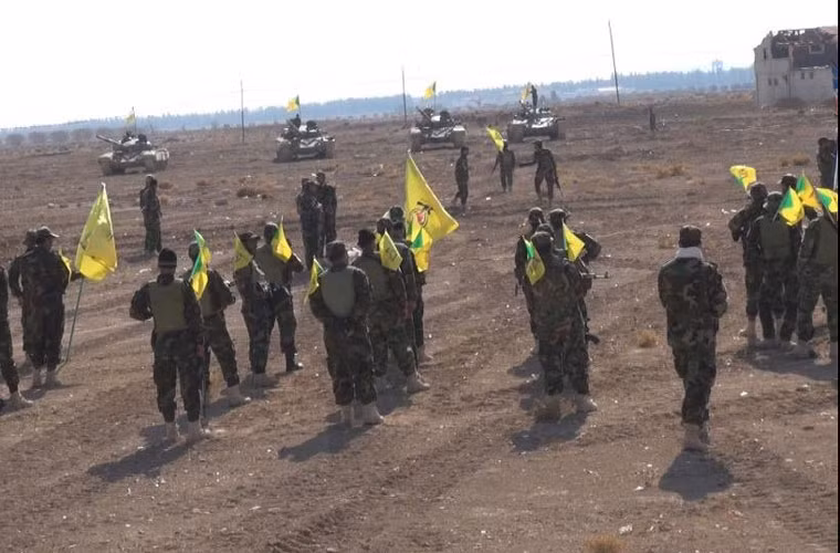 Các chiến binh Katai'b Hezbollah cùng xe tăng T-72 nằm ở Nam Aleppo.