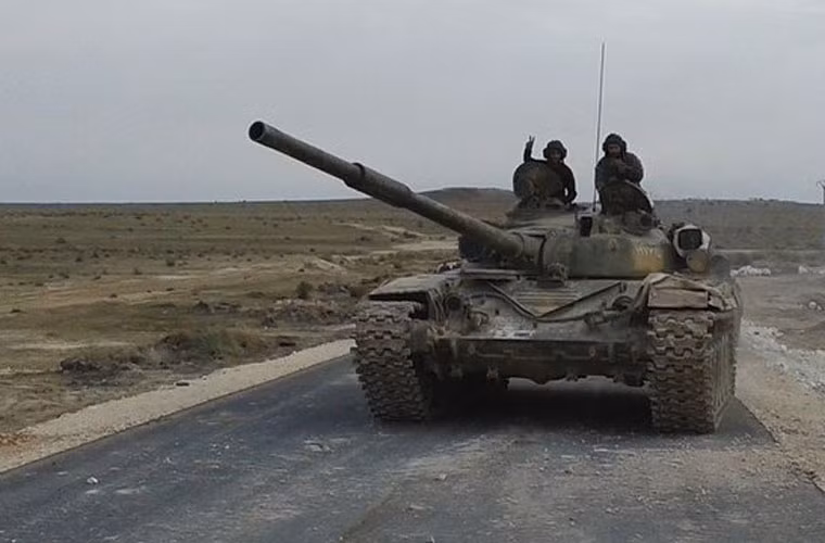Truyền thông Cộng hòa Ả Rập Syria hôm 4/11 tuyên bố, lực lượng Quân đội Syria đã tái thiết lập tuyến liên lạc tiếp vận với phía Tây thành phố Aleppo, mà cụ thể là kiểm soát được tuyến đường cao tốc Ithriya-Khannaser. Ảnh: Xe tăng chủ lực T-72 của Quân đội Syria đang tiến về Aleppo bằng đường cao tốc Ithriya-Khannaser.