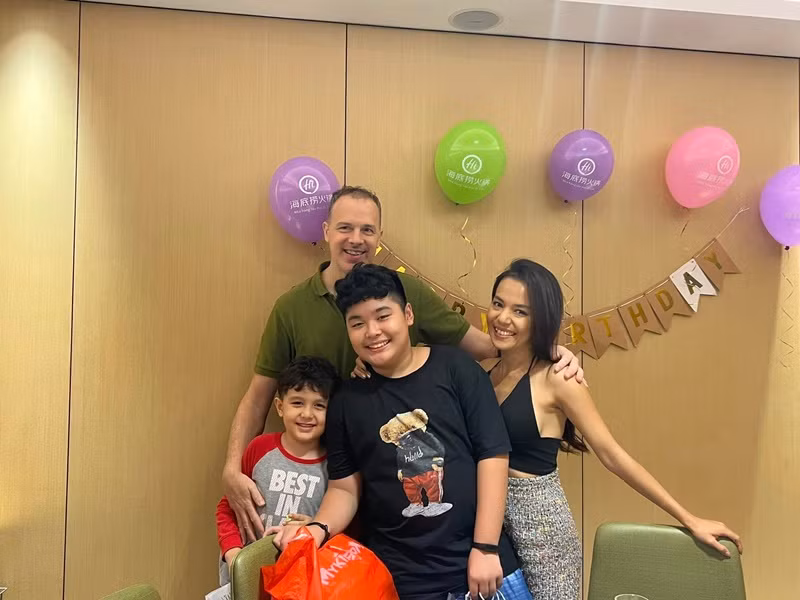 Ông xã Lý Thanh Thảo rất yêu thương con riêng của vợ. Nữ diễn viên từng chia sẻ: “Anh rất nhẹ nhàng, kiên nhẫn và tôn trọng cảm xúc riêng của con. Ví dụ, anh để con tự chọn món ăn, chọn học môn năng khiếu mà bé thích nhất... Tuy vậy, anh cũng không quá nuông chiều bé, mỗi khi con trai làm điều gì không đúng, anh nhắc nhở và giải thích cho con hiểu”.