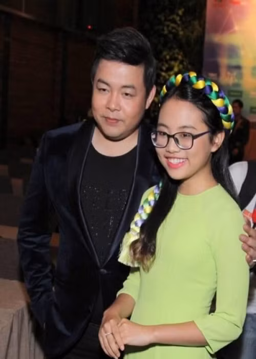 Sau cuộc thi Giọng hát Việt nhí 2013 với danh hiệu Á quân, chị Bảy chính thức bước vào con đường ca hát chuyên nghiệp dưới sự quản lý của công ty cha nuôi Quang Lê. Ảnh: Tiền Phong