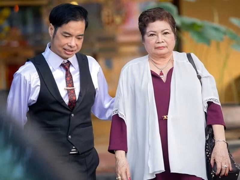 Ngày mẹ của Ngọc Sơn còn sống, nam ca sĩ đưa tất cả tiền đi diễn cho mẹ, để mẹ đứng tên nhà và tài sản. Hàng ngày, đi đâu Ngọc Sơn cũng xin phép mẹ. Ảnh: VTC