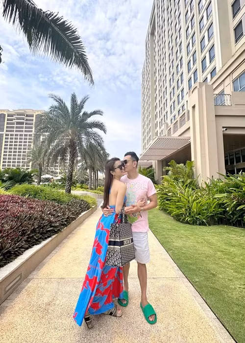 Cả hai tình tứ khiến nhiều người phát ghen.