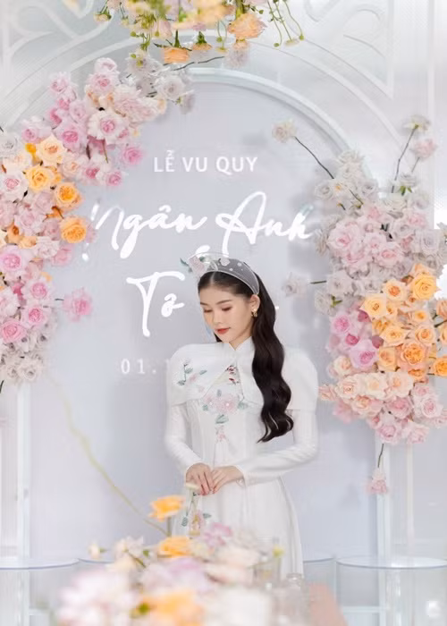 Chiếc áo dài của cô dâu có phần khoác vai độc đáo. Ảnh: Người đưa tin