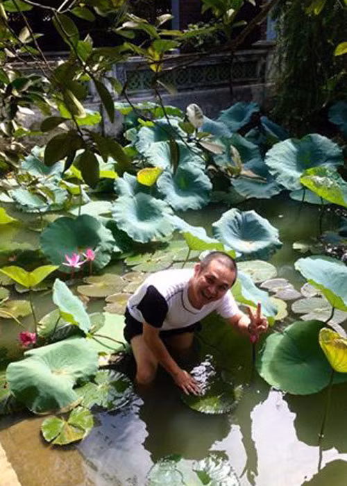 Hình ảnh Xuân Hinh mò củ sen trong ao nhà khiến nhiều người thích thú. Ảnh: FBNV