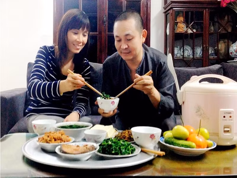 Xuân Hinh vẫn hào hứng dù bữa cơm khá đạm bạc so với mức cát-sê anh kiếm được. Ảnh: FBNV