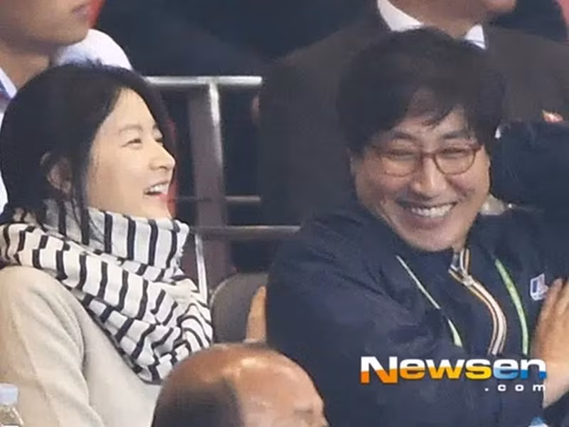 Lee Young Ae thường xuyên xuất hiện bên ông xã đại gia. Ảnh: Newsen