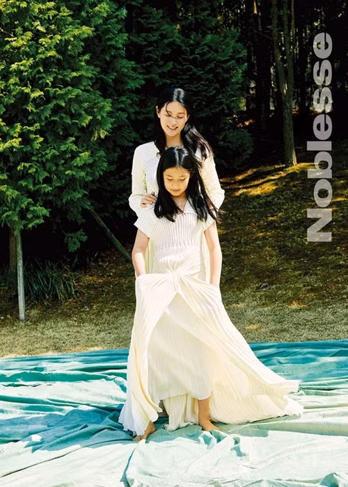 Nữ diễn viên nổi tiếng bên ái nữ chụp ảnh cho một tạp chí. Ảnh: Noblesse