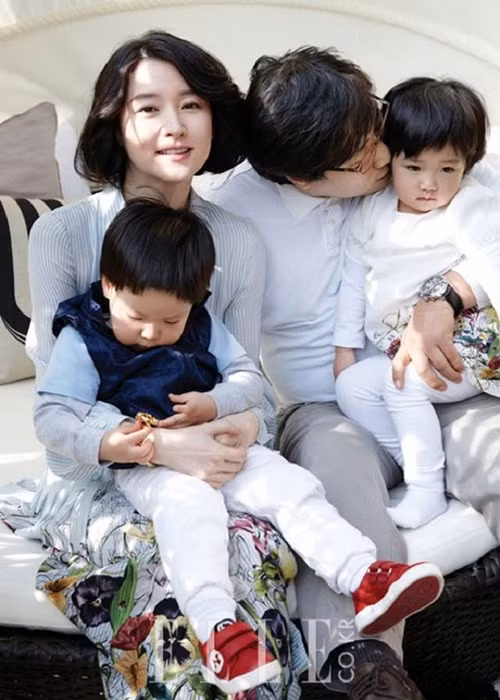 Ông xã doanh nhân luôn bên cạnh Lee Young Ae và các con. Ảnh: Elle