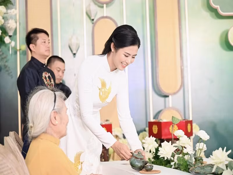Ngọc Hân còn thiết kế áo dài cho bản thân và chồng. Ảnh: Tiền Phong