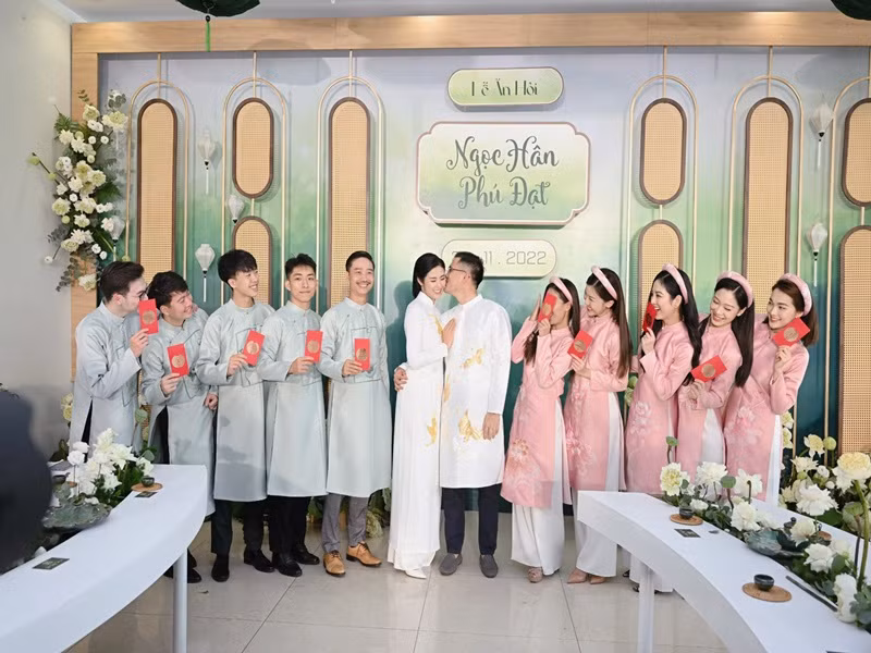 Ngọc Hân được ông xã hôn má. Đây là lần hiếm hoi cả hai có những cử chỉ thân mật chốn đông người. Ảnh: Vietnamnet