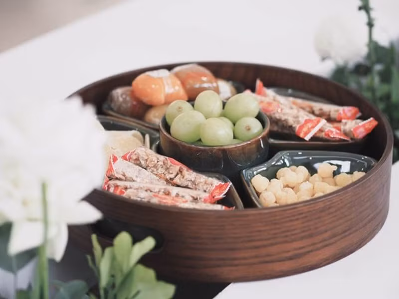 Cô dâu chú rể lựa chọn những đặc sản của Việt Nam để thiết đãi các khách mời như trà sen, mứt sen, mứt gừng, kẹo lạc, bánh phu thê. Ảnh: Tổ Quốc