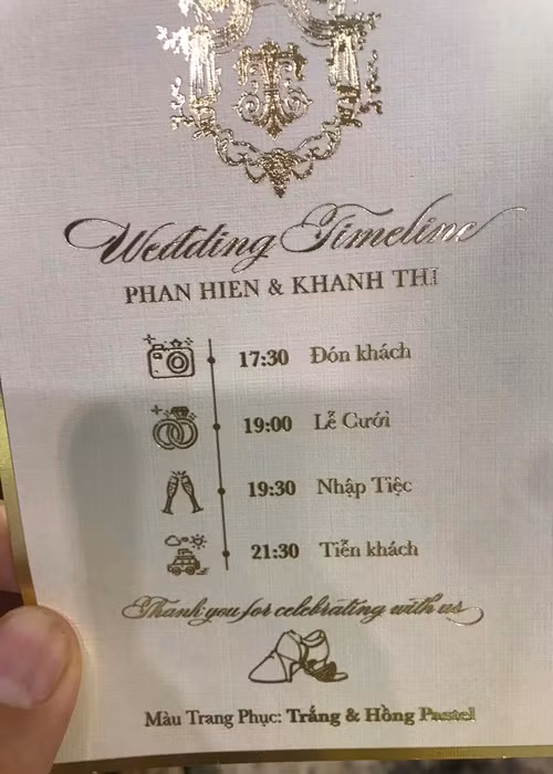 Cô dâu chú rể yêu cầu khách mời mặc trang phục tông màu trắng và hồng pastel.