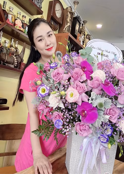 Vợ Tự Long chăm làm từ thiện.