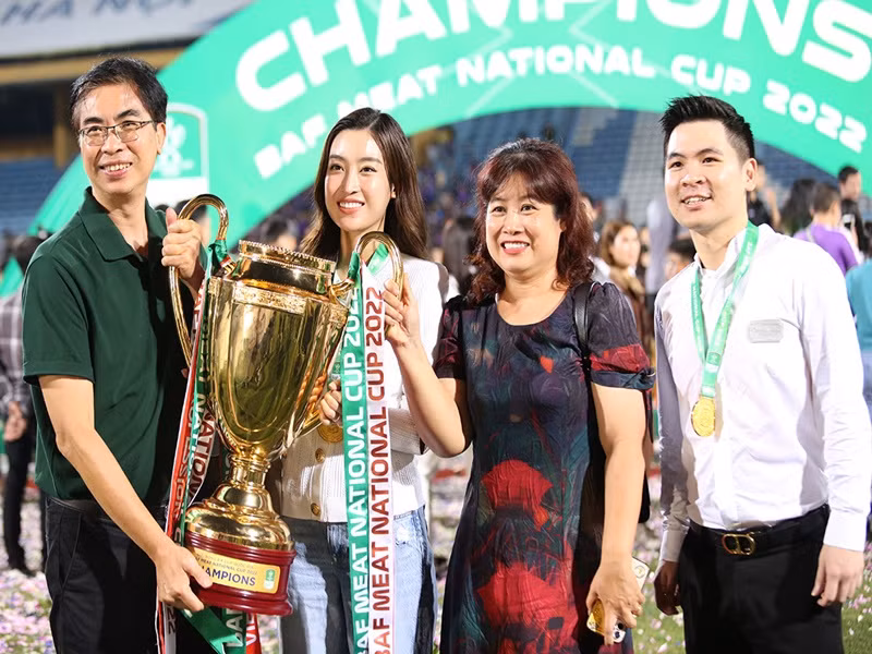 Bố mẹ đẻ của Đỗ Mỹ Linh cũng có mặt để chúc mừng thiếu gia Đỗ Vinh Quang. Ảnh: Infonet