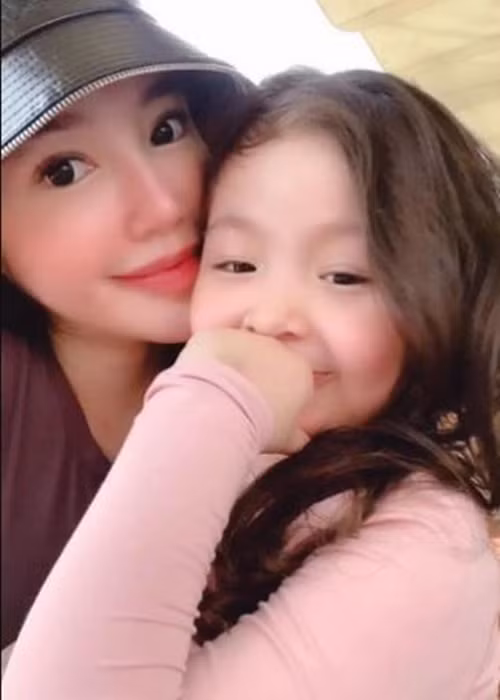 Bên cạnh đó, Elly Trần chia sẻ hình ảnh bên con gái và mượn lời con để bày tỏ: “Mỗi đêm Mami mình vẫn thủ thỉ là cuộc đời sóng gió lắm nhưng để đổi lấy nụ cười lành lặn trên môi tụi mình gì Mami cũng sẽ chịu làm và dám làm hết. Tụi mình nghe thì không hiểu gì hết trơn, mà thôi kệ đi cứ được mami dẫn đi chơi là tụi mình vui rồi nè". Từ những chia sẻ của Elly Trần, không ít người nghi ngờ chuyện tình cảm của cô gặp trục trặc. Ảnh: Dân Trí