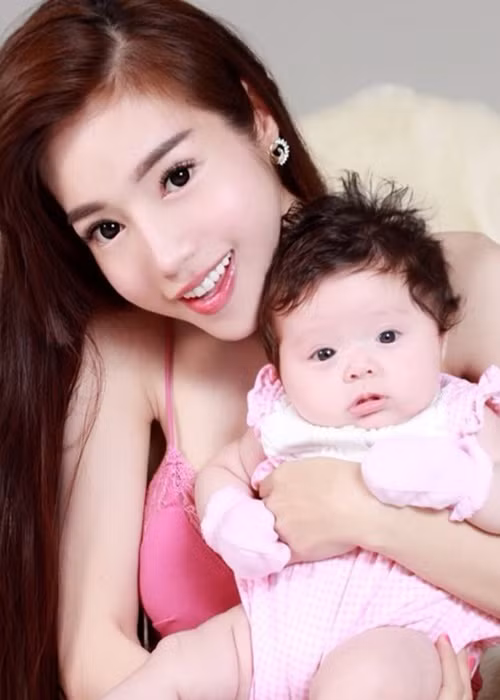 Với Elly Trần, chuyện một người phụ nữ mang thai, sinh con là điều vô cùng bình thường, nhưng khi mọi người liên tục đồn đoán và đưa ra nhiều thông tin thiếu cơ sở, cô có cảm giác như mọi thứ bị đẩy lên trở thành điều gì đó quá to tát. Nếu muốn giấu, Elly Trần hoàn toàn có thể sang nước ngoài để sinh con và trở về tiếp tục công việc như bình thường, nhưng cô muốn một lần lên tiếng. Ảnh: Zing