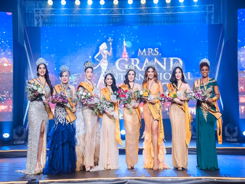 Kim Oanh đăng quang Hoa hậu Quý bà Hòa bình Quốc tế 2022, 4 danh hiệu á hậu thuộc về các đại diện Suriname, Thái Lan, Myanmar và Philippines.