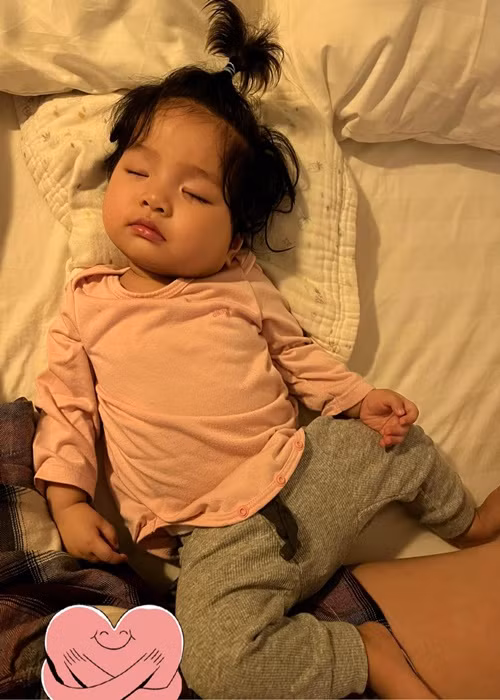 Khoảnh khắc con gái nữ diễn viên "Cổng mặt trời" ngủ say sưa.