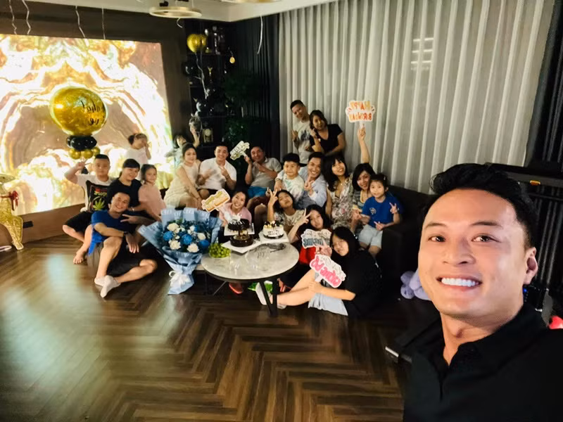 Nam diễn viên khoe ảnh đón sinh nhật bên gia đình và bạn bè vào đầu tháng 10 vừa qua.