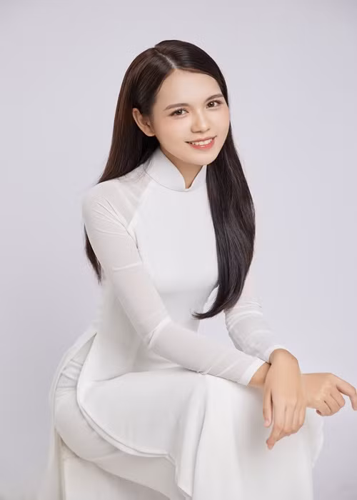 Tân Hoa hậu Du lịch Việt Nam Lương Kỳ Duyên sở hữu nhan sắc xinh đẹp. Cô cao 1m72, có số đo 3 vòng 77-62-92 cm.