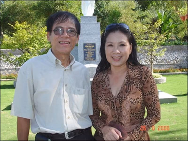 Kim Xuân say đắm ông xã nhờ ánh mắt biết nói lúc ông diễn kịch trong buổi tốt nghiệp. Sau khi học xong mỗi người đi làm một nơi, nhưng vẫn thư từ qua lại. Một thời gian sau, đám cưới của Kim Xuân diễn ra. Ảnh: Khám phá