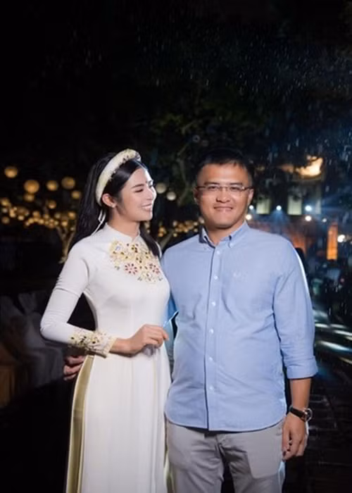 "Ví dụ trước đây khi độc thân, chúng tôi có thể đi chơi về muộn nhưng sau này, chắc chắn cả tôi và anh ấy sẽ có giờ giới nghiêm với nhau. Tôi nghĩ, điều quan trọng nhất phải là sự tôn trọng, thấu hiểu và nhường nhịn đối phương khi bước vào một cuộc hôn nhân", Ngọc Hân bày tỏ.
