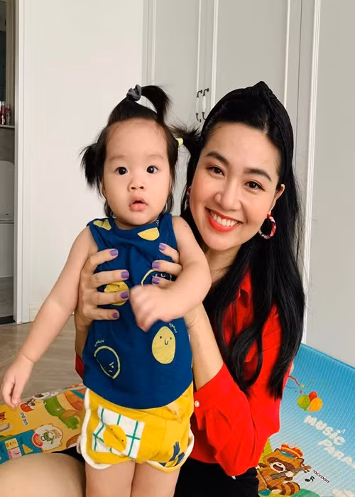 Con trai thứ hai của Lê Khánh càng lớn càng kháu khỉnh.